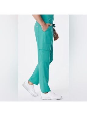 FIGS Men’s Cairo Cargo Scrub Pants in Oasis Medium NWT